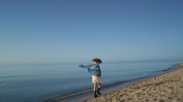 Donna Felice Che Balla Sulla Riva Del Mare Ragazza Giocosa — Video Stock