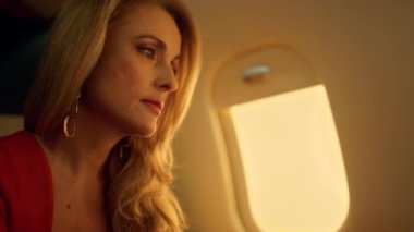 Zarif girişimci şirket uçuşunda dizüstü bilgisayara bakar. CEO iş gezisi. Çekici sarışın iş kadını internette satış istatistiklerine bakıyor. Uçakta çalışan düşünceli bir yönetici.