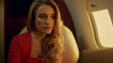 Uçak yolculuğunda bilgisayar kullanmasına şaşırmış bir kadın. Özel jette internet üzerinde çalışan zarif bir CEO. Güzel sarışın bayan lombozda rüya görüyor. Gülümseyen yönetici sörf interneti kontrol e- postası