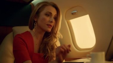 Başarılı CEO sanal toplantıyı yakından konuşuyordu. Jette rüya gören zengin bir sarışın. Kendine güveni tam bir iş kadını, video görüşmesini bitiriyor ve altın güneş ışığına bakıyor. İş seyahati kavramı 