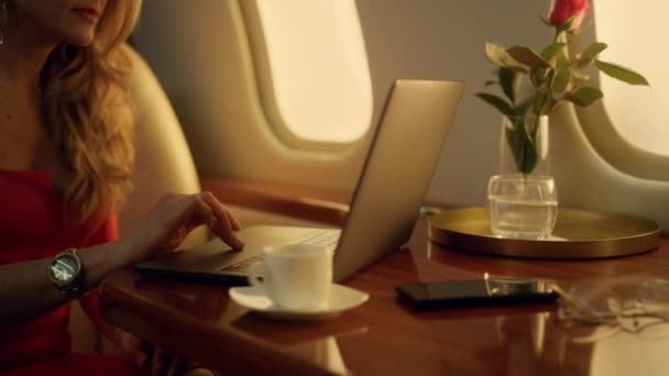 Luxury Ceo Laptop Trabalho Close Viagem Corporativa Café Bebida Loira — Vídeo de Stock