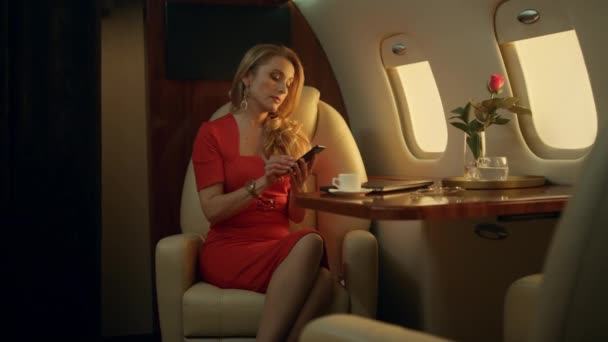 Succesvolle Zakenvrouw Belt Smartphone Eerste Klas Corporate Jet Trip Zelfverzekerde — Stockvideo