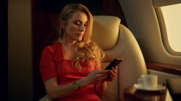 Elegante Mujer Negocios Mensajes Texto Smartphone Luz Del Sol Empresa — Vídeo de stock