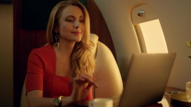 Selamat Pengusaha Browsing Internet Pada Jet Pribadi Closeup Elegan Wanita — Stok Video