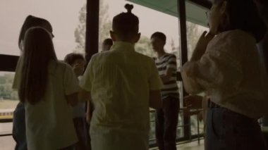 Okul koridorunda zorba öğrenciler mutsuz sınıf arkadaşlarını gücendiriyorlar. Çeşitli gençler, dışlanmış çocukları bir araya getirmeye çalışıyor. Çocuklar okul çocuklarına hakaret ediyorlar. Fiziksel şiddet kavramı