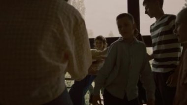 Kızgın okul çocukları saldırganlık mağdurunu koridorda alay etmeye zorluyor. Çaresiz çocuk stresli hissediyor. Sınıf arkadaşları dersten sonra aşağılayıcı bir şekilde okul çocuklarına sataşıyor. Okulda taciz..