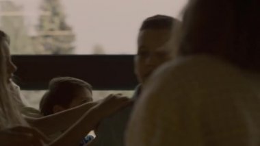 Çeşitli gençler dersten sonra üzgün sınıf arkadaşlarını aşağılıyor. Saldırgan kabadayılar, okul çocuklarını toplumdan dışlıyor. Çocuklar okul binasında mutsuz oğlanla alay ediyor. Fiziksel şiddet kavramı. 