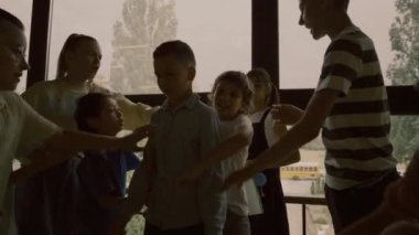 Çeşitli agresif öğrenciler sallanan çatışma kurbanlarını koridorda bir araya getiriyorlar. Kızgın zorbalar, dersten sonra çember oluşturan çaresiz çocuğu aşağılıyor. Okul konseptinde fiziksel şiddet.