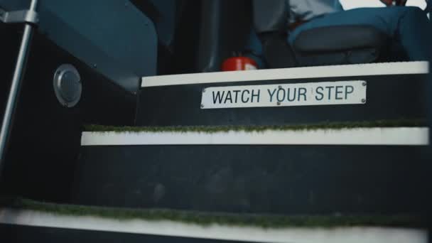 Nahaufnahme Schulbus Eingangstreppe Mit Platte Das Schild Der Geöffneten Tür — Stockvideo