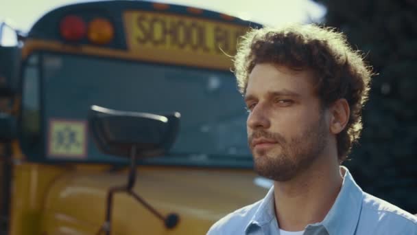 Jistý Řidič Stojí Žlutého Autobusu Dívá Kamerou Slunci Soustředěný Pohledný — Stock video