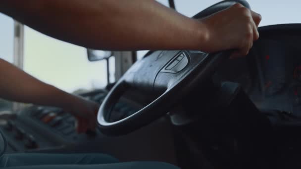 Закройте Руки Держа Руль Школьного Автобуса Водитель Нажимает Кнопку Панели — стоковое видео