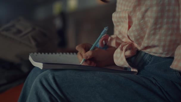 Kız Elleri Elinde Kalem Tutarak Defterine Düşünceler Yazıyor Eskiz Defterinde — Stok video