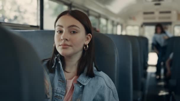 Linda Chica Escuela Posando Sola Autobús Escolar Bonita Colegiala Morena — Vídeo de stock