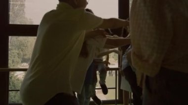 Okulun zorbaları çaresiz sınıf arkadaşlarını daireler çizerek birbirlerine itiyorlar. Çeşitli agresif çocuklar koridorda korkmuş bir çocuğu sallıyor. Acı çeken ergen okul çocuğu. Ergenlik çağındaki fiziksel şiddet sorunu