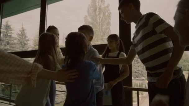 Grupo Diversos Matones Escolares Empujando Golpeando Niño Marginado Deprimido Pasillo — Vídeo de stock