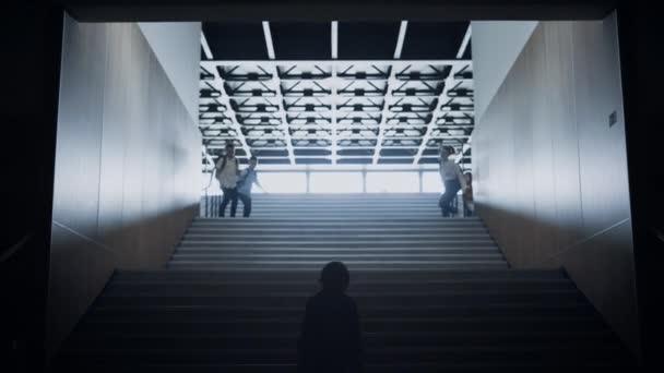 Ein Deprimierter Kleiner Junge Geht Die Treppe Hinauf Der Nähe — Stockvideo