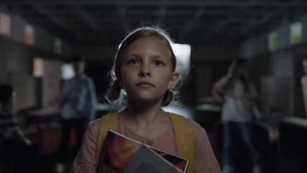 Πορτρέτο Ενός Τσιτωμένου Κοριτσιού Που Περπατάει Ζωντανό Διάδρομο Κρατώντας Βιβλία — Αρχείο Βίντεο