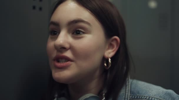 Lähikuva Houkutteleva Iloinen Tyttö Puhuu Poikaystävän Collegessa Salissa Muotokuva Hymyilevä — kuvapankkivideo