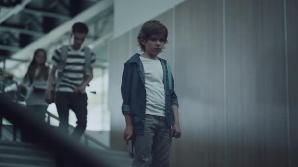 Triste Petit Gars Debout Seul Dans Les Escaliers École Regardant — Video