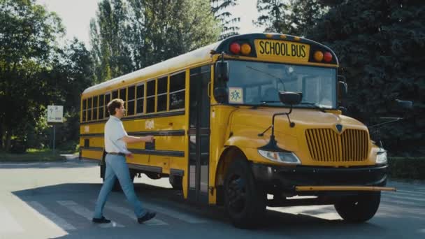 Jongeman Bestuurder Komt Naar School Bus Druk Knop Alleen Ontspannen — Stockvideo