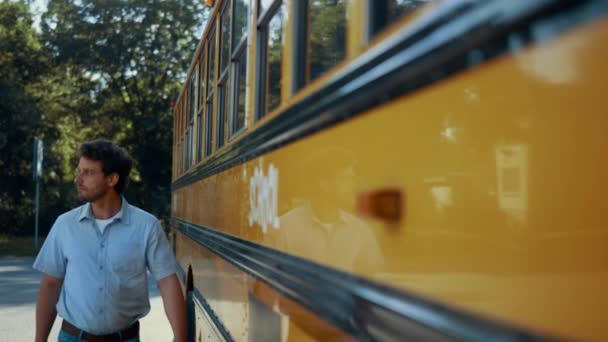 Ung Skola Busschaufför Promenader Längs Gula Fordon Fokuserad Man Poserar — Stockvideo