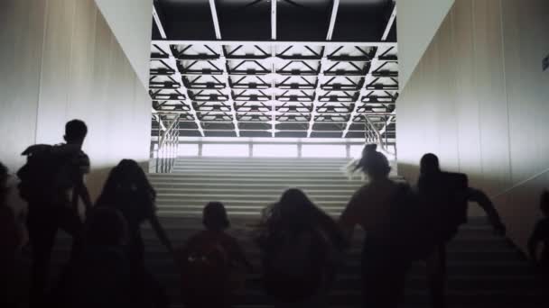 Energičtí Teenageři Běžící Nahoru Školní Chodbu Školáci Opouštějí Vzdělávací Budovu — Stock video