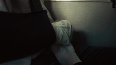 Alçıya sarılı kırık bir çocuğun yakın çekimi. Her gün eve dönerken kolları yaralı bir şekilde okul servisinde oturan tanınmamış bir genç. Öğrenci çocuk tek başına araç kullanıyor. Çocuk travma konsepti. 