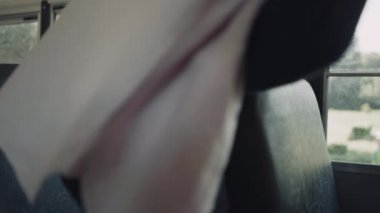 Okuldan sonra otobüs vitrininde oturan yorgun Hintli öğrenci. Kolu kırık, koyu renk saçlı, dalgın bir çocuk. Sırt çantası taşıyan genç bir adam akademik araçta tek başına oturuyor. Konsept çalış