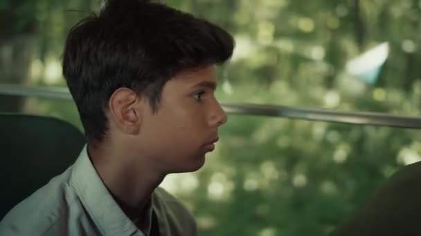 Індіанець Сидить Шкільному Автобусі Сам Близько Підліток Під Час Подорожі — стокове відео