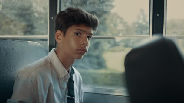 Pensiv Mörkhårig Indisk Pojke Sitter Vid Skolbussfönstret Ensam Nära Håll — Stockvideo