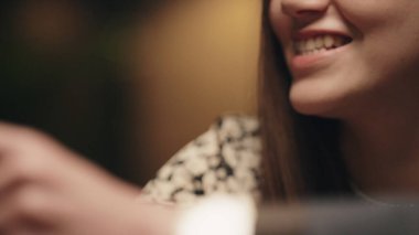 Arkadaşlar restorandaki grup toplantılarında içki bardaklarını tokuşturuyorlar. Partide şampanya tutan insanların ellerini kapat. Yetişkinler grubu barda tost yapıyor. Hafta sonu eğlence konsepti.