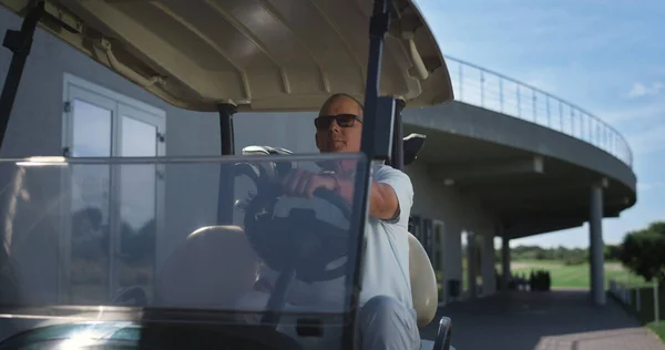 Zengin Golfçü Golf Kulübünde Arabayı Çalıştırır Son Sınıf Öğrencileri Yaz — Stok fotoğraf