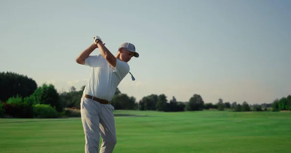 Senior Golfista Trénující Míček Trávníku Výcvik Golfovém Hřišti Důchodce Víkendu — Stock fotografie