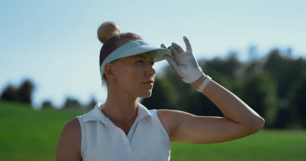 Atraktivní Golfista Vzhled Zápas Hřišti Fairway Profesionální Žena Zkontrolovat Výsledek — Stock fotografie