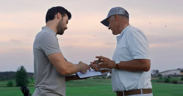 Aktív Sportolók Megvitatják Golf Naplemente Tanfolyam Két Golfozó Beszélget Country — Stock Fotó