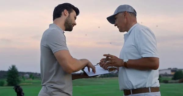 Dva Golfisté Komunikují Venku Krásném Západu Slunce Fairway Golfová Skupina — Stock fotografie