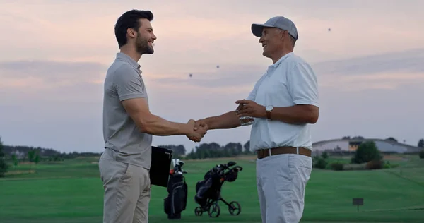 Golfozók Zöld Pályán Kötnek Alkut Boldog Emberek Naplemente Természetéről Írnak — Stock Fotó