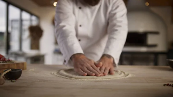 Chef Culinario Cocinando Masa Pizza Restaurante Cerrar Hombre Panadero Manos —  Fotos de Stock