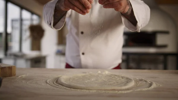 Chef Mãos Fazendo Pizza Cozinha Profissional Homem Desconhecido Padeiro Cozinhando — Fotografia de Stock