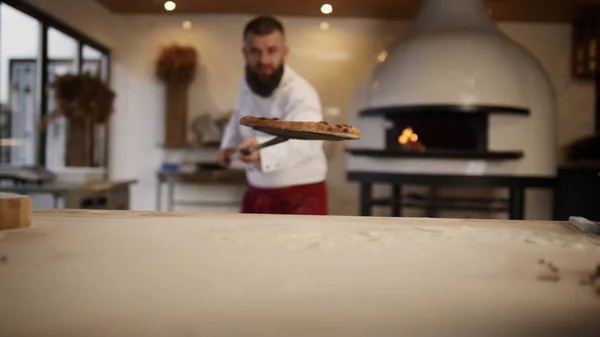 Włoski Kucharz Robi Pizzę Restauracji Profesjonalny Cukiernik Wyjmując Jedzenie Kuchennym — Zdjęcie stockowe