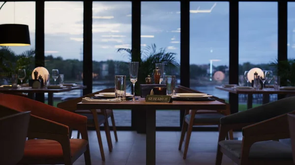 Luxuriöses Restaurant Reservierter Tisch Modernen Stadtcafé Abend Close Modernes Besteck — Stockfoto