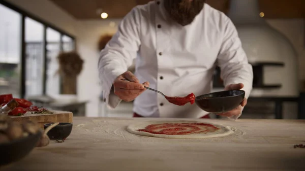 Professzionális Szakács Pizzát Készít Konyhai Konyhában Közelről Séf Férfi Kezét — Stock Fotó