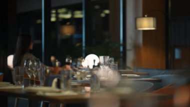 Lüks bir gece restoranında yalnız bir kadın oturuyor. Aç kız arkadaş şık bir otel kafede akşam yemeği için şarap içiyor. Güzel bayan masada tek başına vakit geçiriyor. Romantik yemek konsepti 