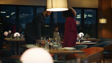 Gece restoranında buluşan melez ırk aşıkları. Sevgililer gününde şık bir barda eğlenen seksi bir çift. Lüks otel salonundaki kafe masasında oturan iki kişi. Romantik akşam konsepti.