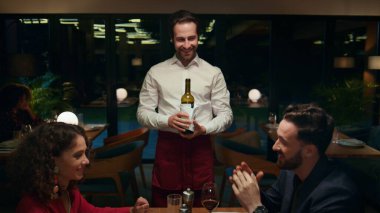 Romantik ortaklar gece restoranda konuşuyor. Süslü otel barında çok ırklı çifte servis yapan garson. İki milenyum yemeği pahalı bir akşam yemeğinde bekliyor. Gençler bara gider. Randevu konsepti