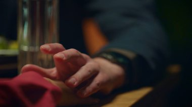 Restoran masasında yemek randevusunda el ele tutuşan destek çiftler. Kafede çok ırklı aşıklar kol kola giriyor. Bilinmeyen romantik partnerler kapalı alanda samimiyetten hoşlanırlar. Anlık konsept.