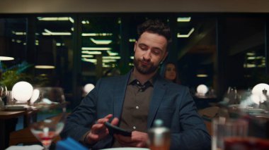 Romantik bir akşamda kredi kartıyla restoran yemeği ödeyen yakışıklı bir adam. Lüks bir kafenin zengin işadamı faturası. Yeme yerinde genç bir müşteri var. Temassız ödeme nFC kavramı