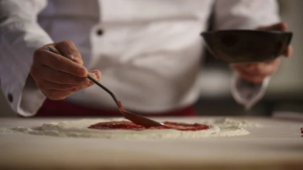 Chef Profissional Cozinhar Massa Pão Pizza Italiana Restaurante Mãos Desconhecidas — Fotografia de Stock