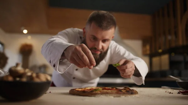 Séf Zöldséges Pizzát Készít Étterem Kávézójában Zárja Professzionális Cukrász Készítés — Stock Fotó