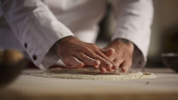 Baker Mãos Cozinhar Pizza Massa Farinha Madeira Bordo Restaurante Homem — Fotografia de Stock